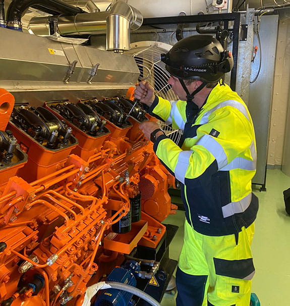 Servicearbeit an Schiffs- und Industriemotoren